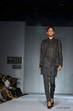 Model walk the ramp for Rishta by Arjun Show at Wills Lifestyle India Fashion Week 2012 day 3 on 8th Oct 2012 (42).JPG